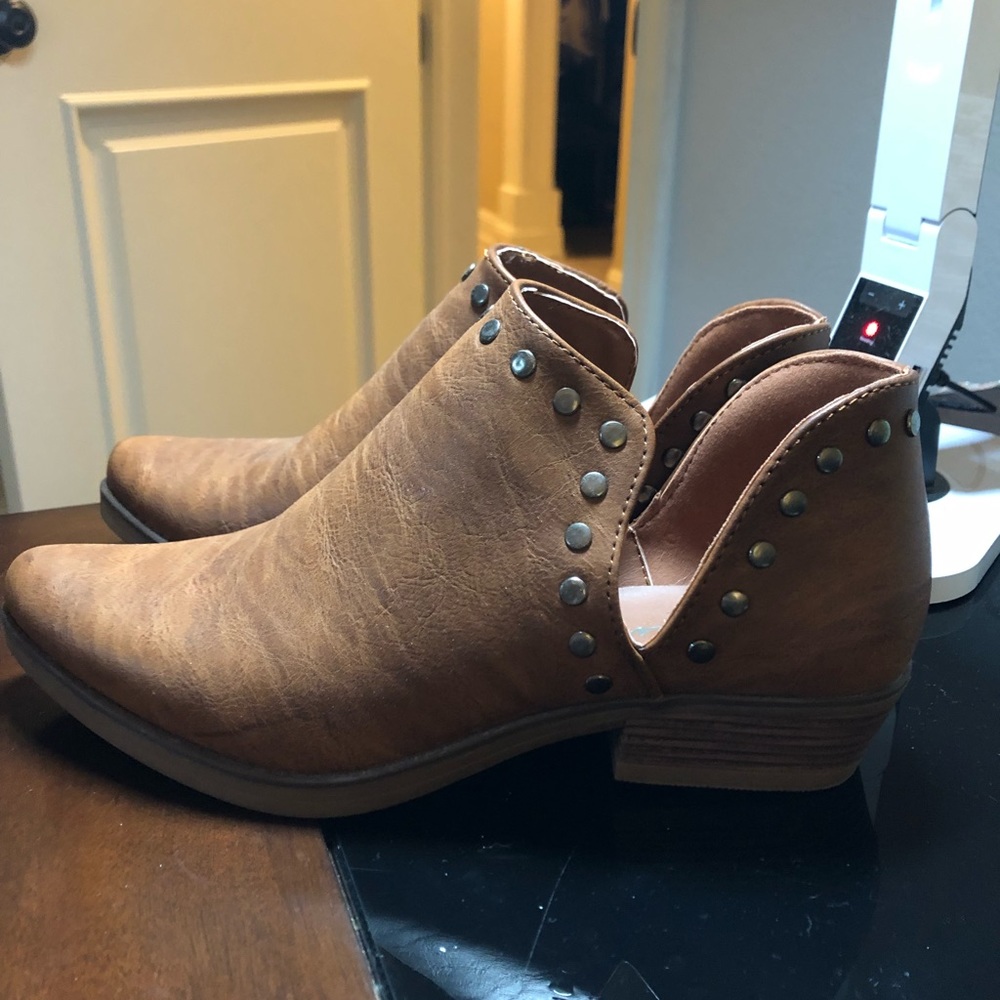 Cutout booties never worn